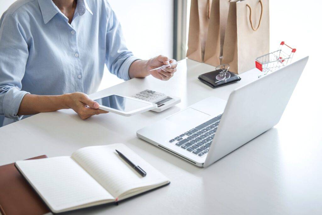 Donna che guarda agevolazioni online